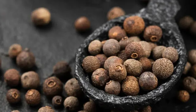 Pimienta Gorda Entera - Aroma Profundo y Versátil | Estrella del Sur Puebla Pimienta gorda entera de primera calidad, ideal para moles, adobos, caldos y platillos tradicionales mexicanos. Especias naturales en Estrella del Sur Puebla.